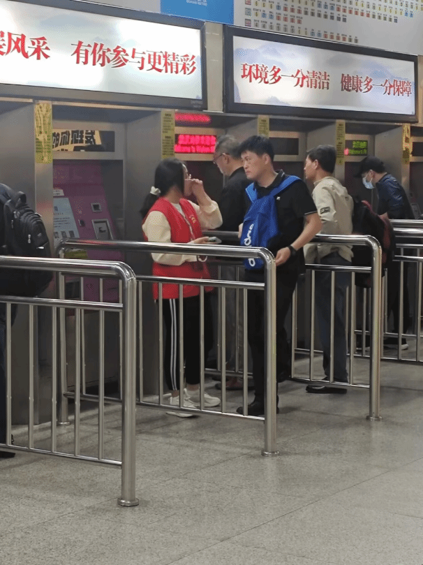 艺同劳|英国365上市公司开展地铁志愿服务活动