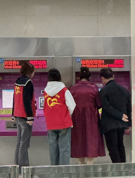 英国365上市公司志愿者汉口火车站地铁站再行动，贴心服务赢赞誉