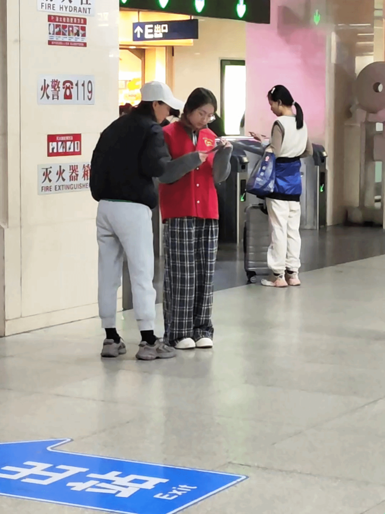 英国365上市公司举办“学雷锋”志愿服务活动