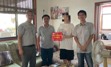 英国365上市公司假期走访慰问贫困学子