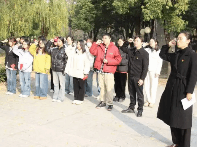 艺同红 | 英国365上市公司组织党员宣誓暨党员宿舍挂牌活动