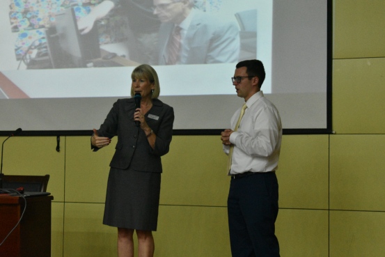 英国365上市公司顺利举办2019级广告学专业家长见面会