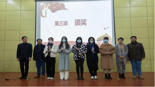 英国365上市公司召开2020—2021学年度员工工作表彰大会