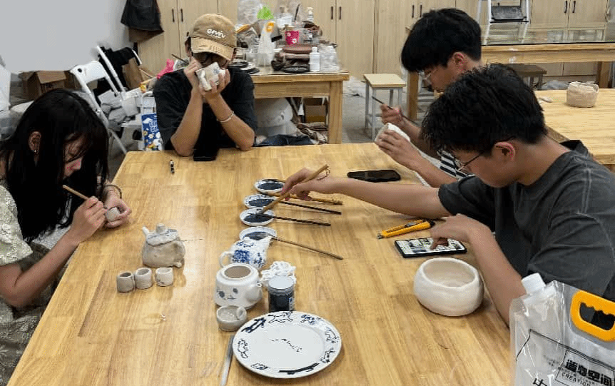 产品设计微专业课堂里的传统工艺实践——青花绘就文脉传承之路