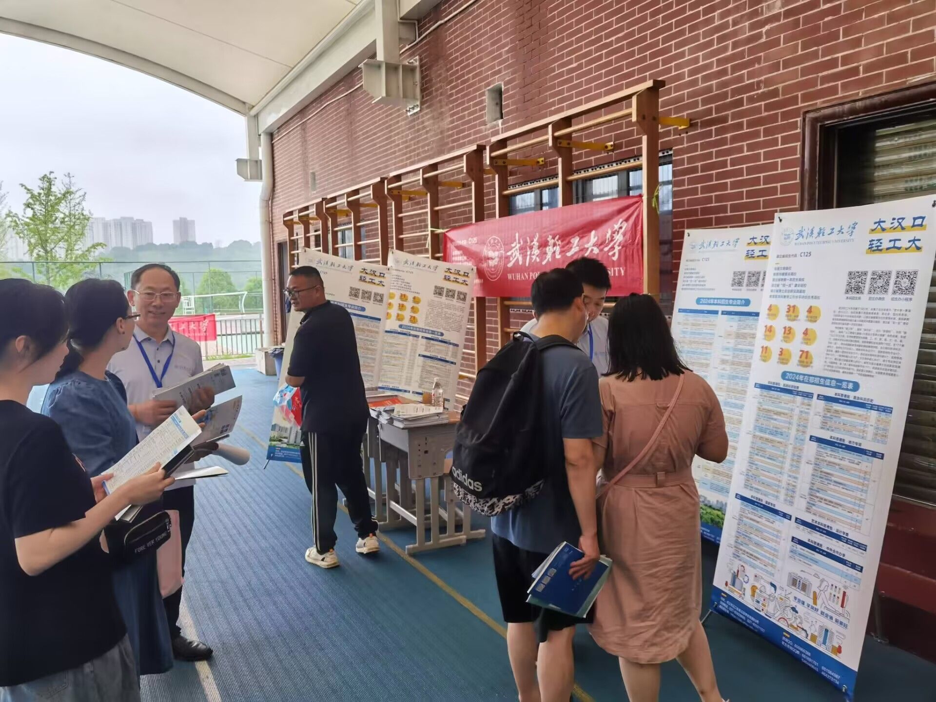 设计公司宣传员赴各地高中开展2024年招生宣传