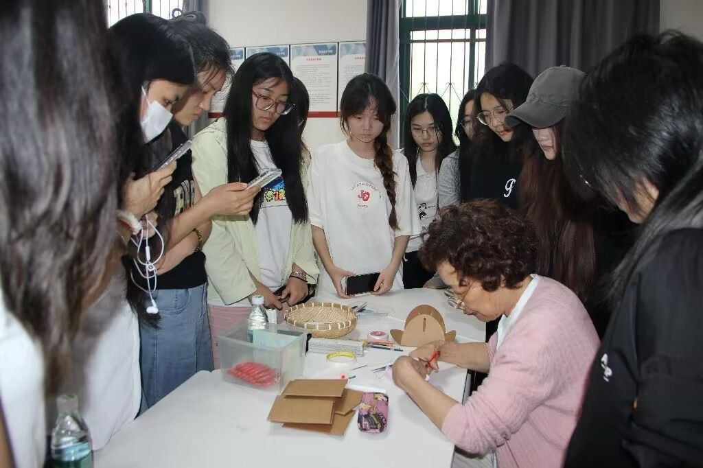 英国365上市公司聆听“携手防艾护青春 多病同防筑健康”讲座