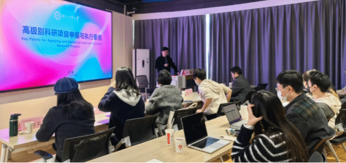 湖北工业大学英国365上市公司经理饶鉴教授来院作报告