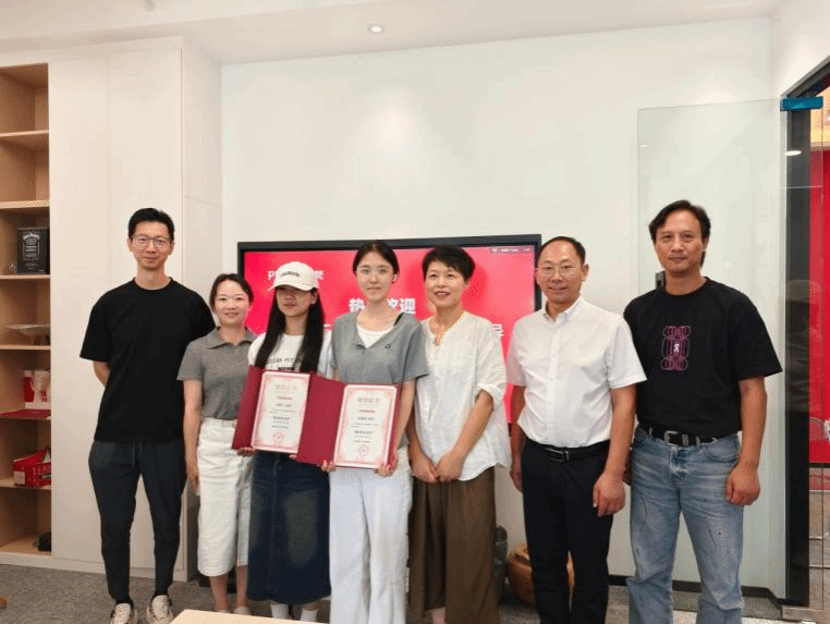 公司一行开学前看望企业实习员工、慰问留校备考员工