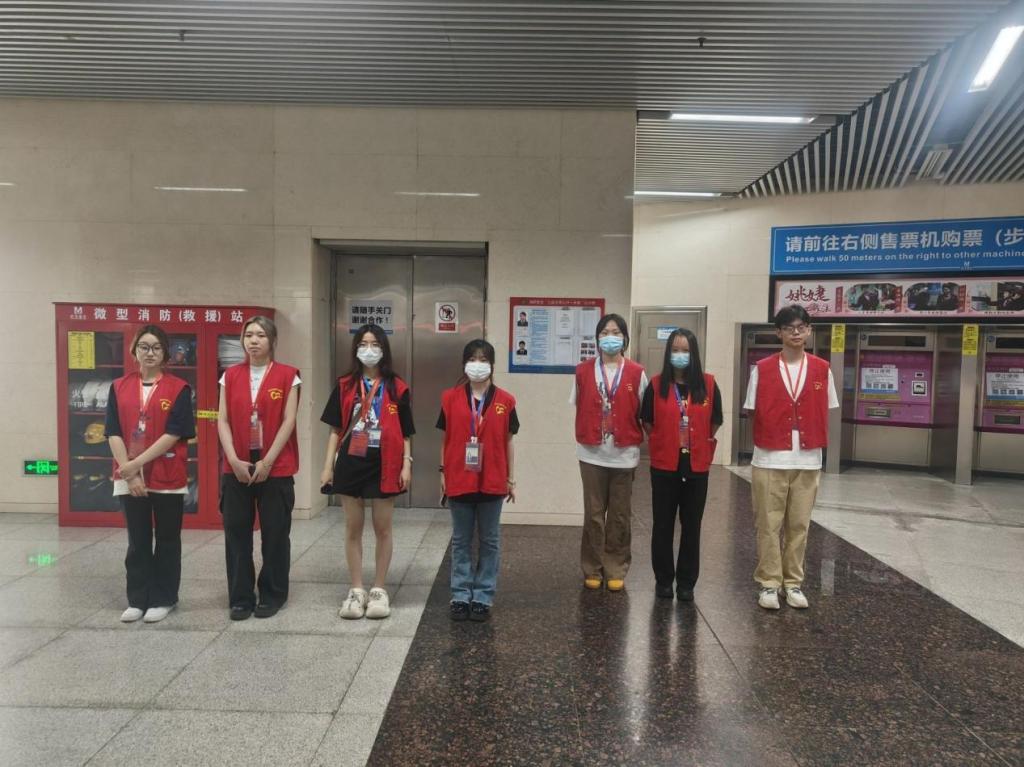 汉口火车站地铁站：设计公司志愿者展风采，暖心服务暖人心